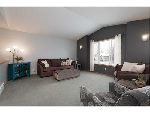 30 Chilcotin Way West, Lethbridge, AB - Indoor Photo Showing Living Room