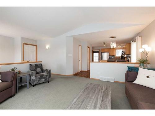 30 Chilcotin Way West, Lethbridge, AB - Indoor Photo Showing Living Room