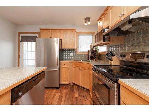 30 Chilcotin Way West, Lethbridge, AB - Indoor Photo Showing Kitchen With Double Sink