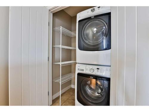 7-3814 Sundance Close, Coalhurst, AB - Indoor Photo Showing Laundry Room