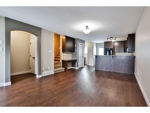 7-3814 Sundance Close, Coalhurst, AB - Indoor Photo Showing Living Room