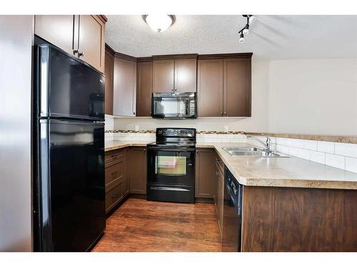 7-3814 Sundance Close, Coalhurst, AB - Indoor Photo Showing Kitchen With Double Sink