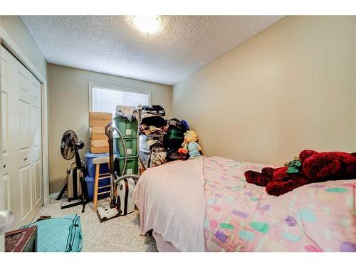 51 Trent Road West, Lethbridge, AB - Indoor Photo Showing Bedroom