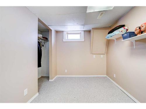 51 Trent Road West, Lethbridge, AB - Indoor Photo Showing Other Room