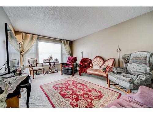 51 Trent Road West, Lethbridge, AB - Indoor Photo Showing Living Room