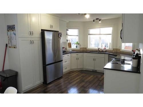 843 Mt Sundance Manor West, Lethbridge, AB - Indoor Photo Showing Kitchen