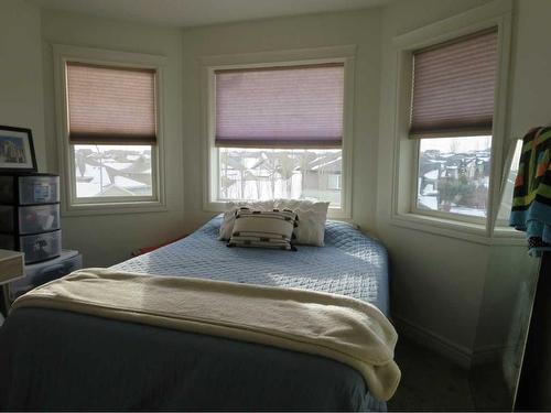 843 Mt Sundance Manor West, Lethbridge, AB - Indoor Photo Showing Bedroom