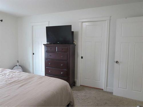 843 Mt Sundance Manor West, Lethbridge, AB - Indoor Photo Showing Bedroom