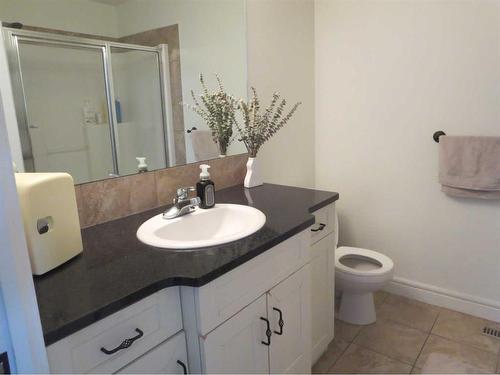 843 Mt Sundance Manor West, Lethbridge, AB - Indoor Photo Showing Bathroom