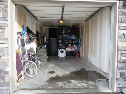 843 Mt Sundance Manor West, Lethbridge, AB - Indoor Photo Showing Garage