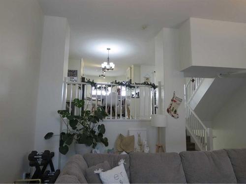 843 Mt Sundance Manor West, Lethbridge, AB - Indoor Photo Showing Living Room