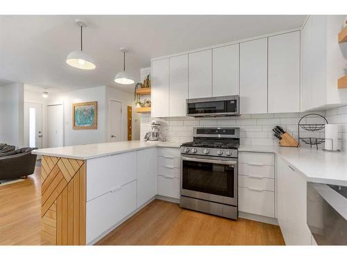 239 52 Avenue, Coalhurst, AB - Indoor Photo Showing Kitchen With Upgraded Kitchen