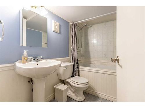 239 52 Avenue, Coalhurst, AB - Indoor Photo Showing Bathroom