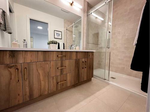 745 Violet Place West, Lethbridge, AB - Indoor Photo Showing Bathroom