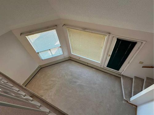 302-5015 51 Street, Taber, AB - Indoor Photo Showing Living Room