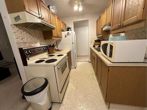 302-5015 51 Street, Taber, AB - Indoor Photo Showing Kitchen