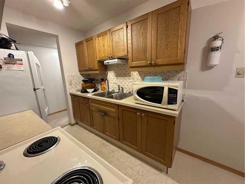 302-5015 51 Street, Taber, AB - Indoor Photo Showing Kitchen With Double Sink