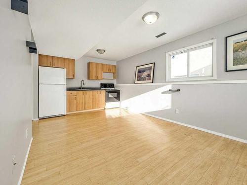 2111 16 Avenue, Coaldale, AB - Indoor Photo Showing Kitchen