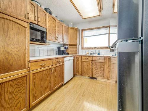 2111 16 Avenue, Coaldale, AB - Indoor Photo Showing Kitchen