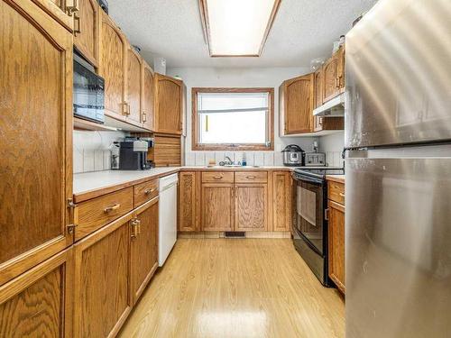 2111 16 Avenue, Coaldale, AB - Indoor Photo Showing Kitchen