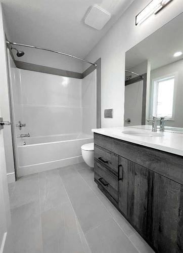 741 Violet Place West, Lethbridge, AB - Indoor Photo Showing Bathroom