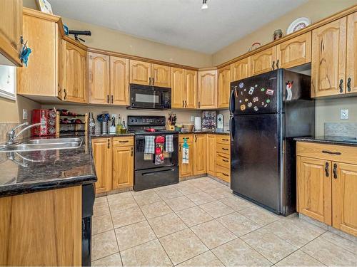 30-762 Heritage Boulevard West, Lethbridge, AB - Indoor Photo Showing Kitchen With Double Sink