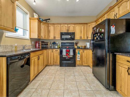 30-762 Heritage Boulevard West, Lethbridge, AB - Indoor Photo Showing Kitchen With Double Sink