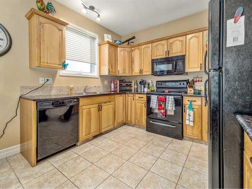 30-762 Heritage Boulevard West, Lethbridge, AB - Indoor Photo Showing Kitchen