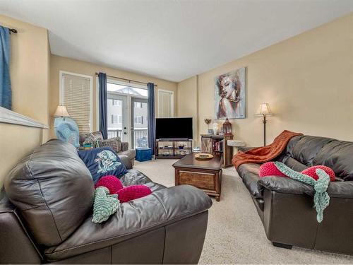 30-762 Heritage Boulevard West, Lethbridge, AB - Indoor Photo Showing Living Room