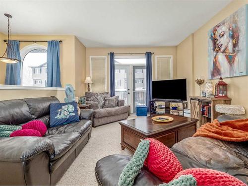 30-762 Heritage Boulevard West, Lethbridge, AB - Indoor Photo Showing Living Room