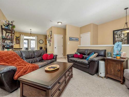 30-762 Heritage Boulevard West, Lethbridge, AB - Indoor Photo Showing Living Room