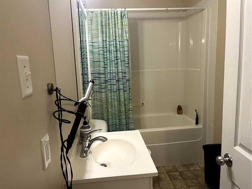 1423 13 Avenue South, Lethbridge, AB - Indoor Photo Showing Bathroom