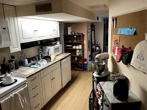 1423 13 Avenue South, Lethbridge, AB - Indoor Photo Showing Kitchen