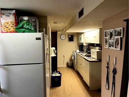 1423 13 Avenue South, Lethbridge, AB - Indoor Photo Showing Kitchen