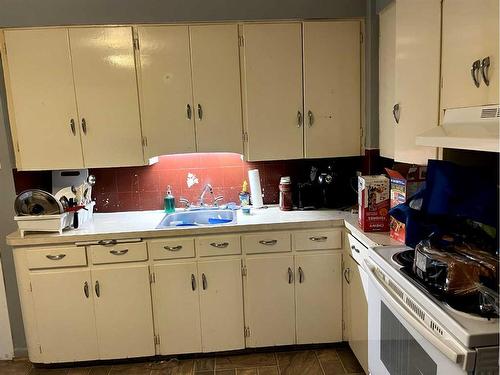 1423 13 Avenue South, Lethbridge, AB - Indoor Photo Showing Kitchen