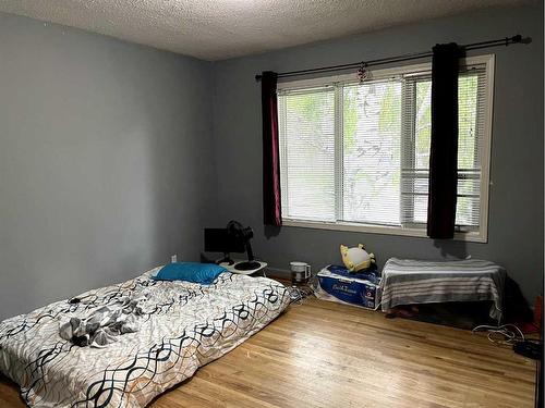 1423 13 Avenue South, Lethbridge, AB - Indoor Photo Showing Bedroom