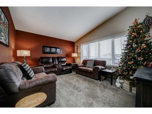 238 Keystone Lane West, Lethbridge, AB - Indoor Photo Showing Living Room