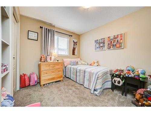 238 Keystone Lane West, Lethbridge, AB - Indoor Photo Showing Bedroom