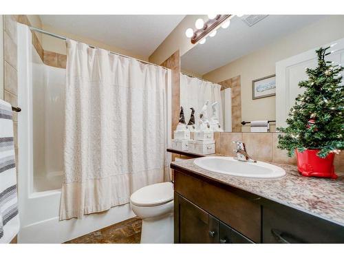 238 Keystone Lane West, Lethbridge, AB - Indoor Photo Showing Bathroom