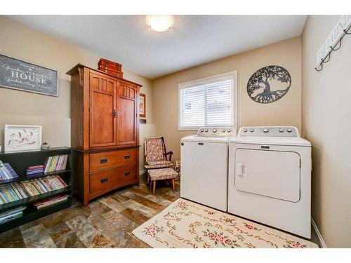 238 Keystone Lane West, Lethbridge, AB - Indoor Photo Showing Laundry Room