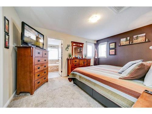 238 Keystone Lane West, Lethbridge, AB - Indoor Photo Showing Bedroom