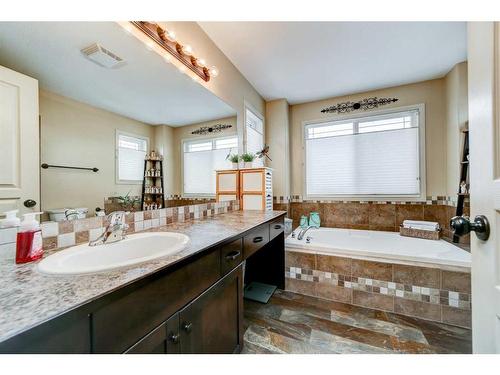 238 Keystone Lane West, Lethbridge, AB - Indoor Photo Showing Bathroom