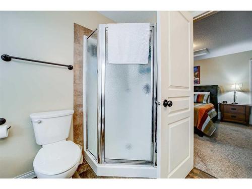 238 Keystone Lane West, Lethbridge, AB - Indoor Photo Showing Bathroom