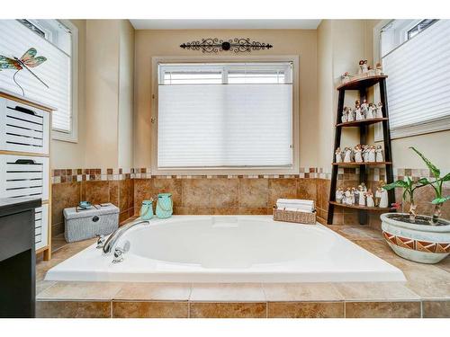 238 Keystone Lane West, Lethbridge, AB - Indoor Photo Showing Bathroom