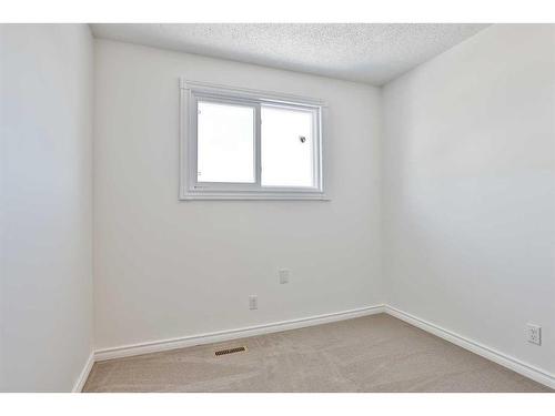 386 Mcmaster Boulevard West, Lethbridge, AB - Indoor Photo Showing Other Room