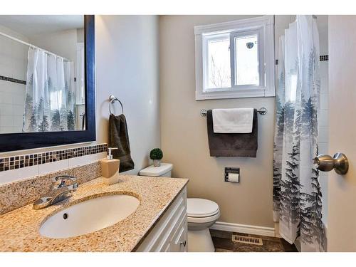 386 Mcmaster Boulevard West, Lethbridge, AB - Indoor Photo Showing Bathroom