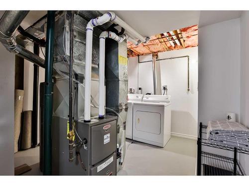 386 Mcmaster Boulevard West, Lethbridge, AB - Indoor Photo Showing Laundry Room