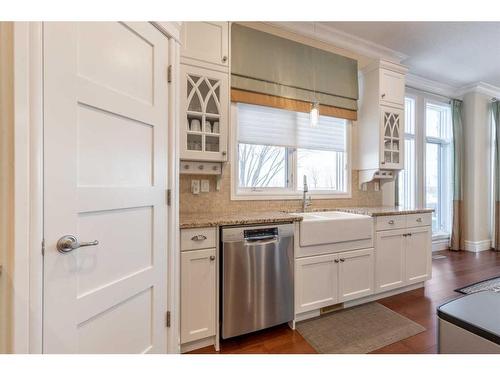 223 Grand River Boulevard West, Lethbridge, AB - Indoor Photo Showing Kitchen