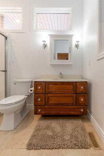 223 Grand River Boulevard West, Lethbridge, AB - Indoor Photo Showing Bathroom