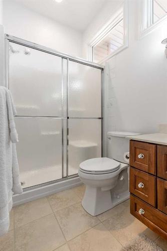 223 Grand River Boulevard West, Lethbridge, AB - Indoor Photo Showing Bathroom